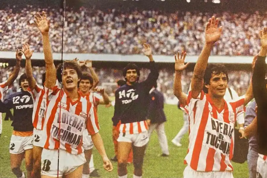 HISTÓRICO. Los jugadores del conjunto de La Ciudadela festejan la victoria conseguida en La Bombonera