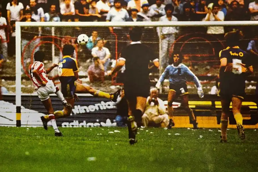 GRAN DEFINICIÓN. El derechazo de Vidal González se clavó en el ángulo