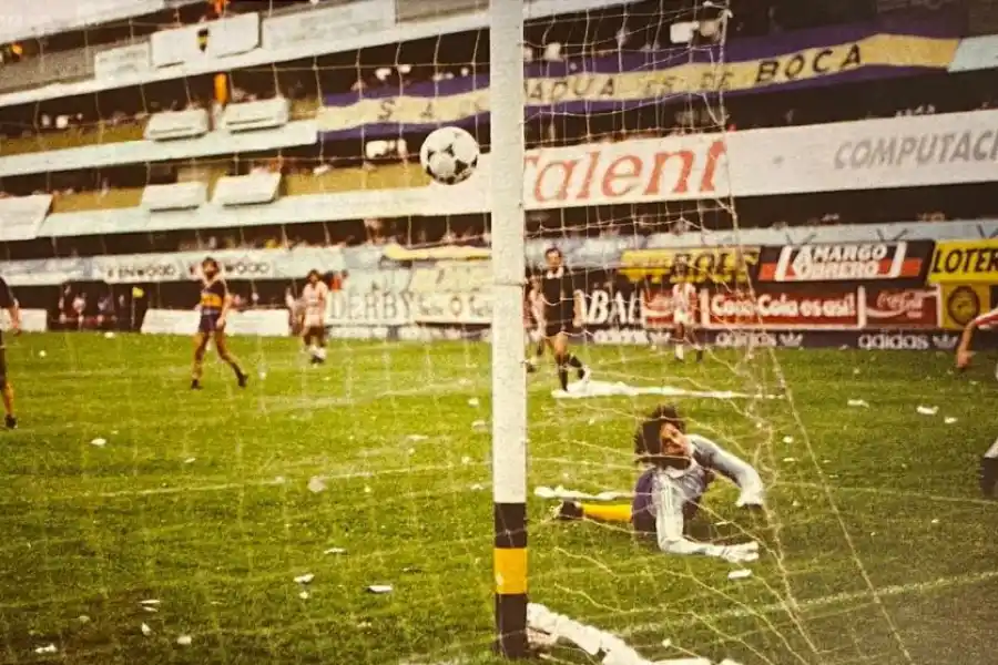 BROCHE DE ORO. Unali marca el sexto para lograr la histórica goleada