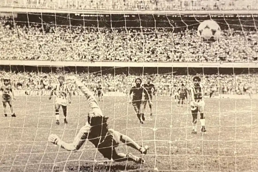 NO PERDONÓ. Jorge López convirtió su penal y dejó sin reacción al arquero Carlos Navarro Montoya