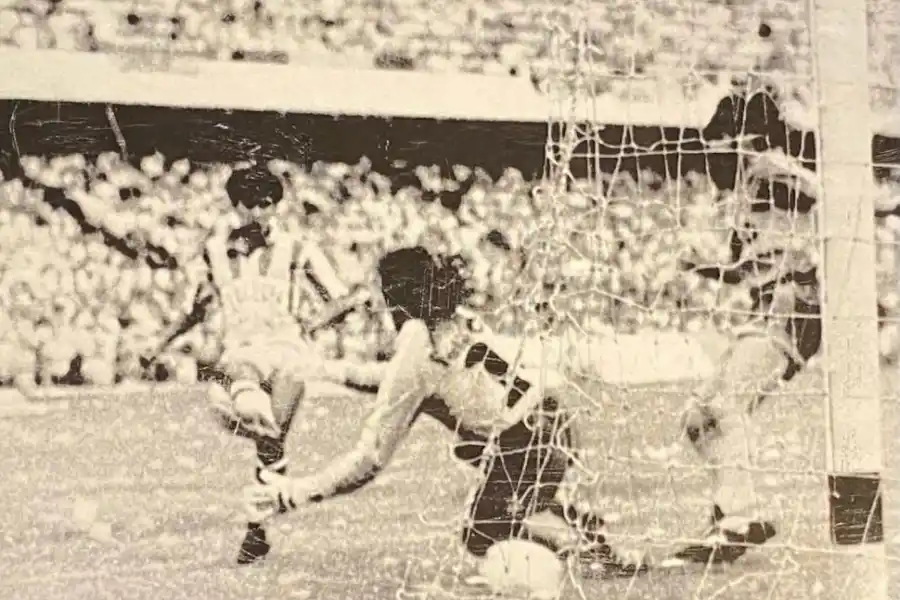 EL PRIMER FESTEJO DEL MISIONERO. Vidal González define muy bien ante el 