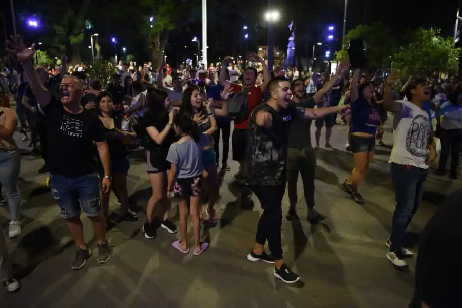Celebración en la plaza Independencia. LA GACETA / FOTOS JUAN PABLO SÁNCHEZ NOLI