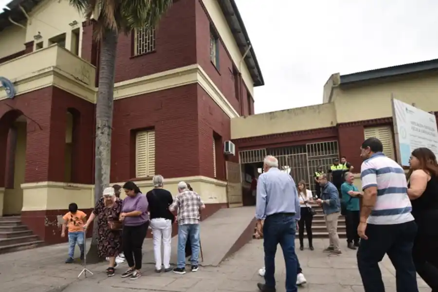 MAL ESTADO. Algunos votantes se quejaron por el estado de los baños de la escuela Uladislao Frías. 