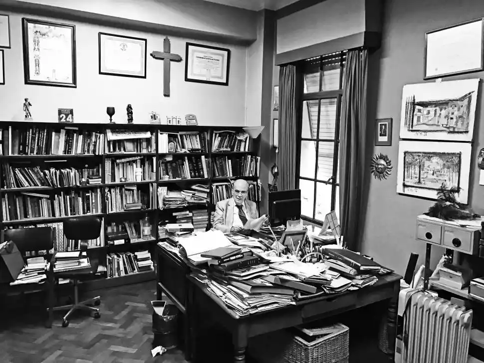 EN SUS DOMINIOS. Carlos Páez de la Torre habitó su oficina del diario LA GACETA entre libros, fotos y escritos.  la gaceta / archivo