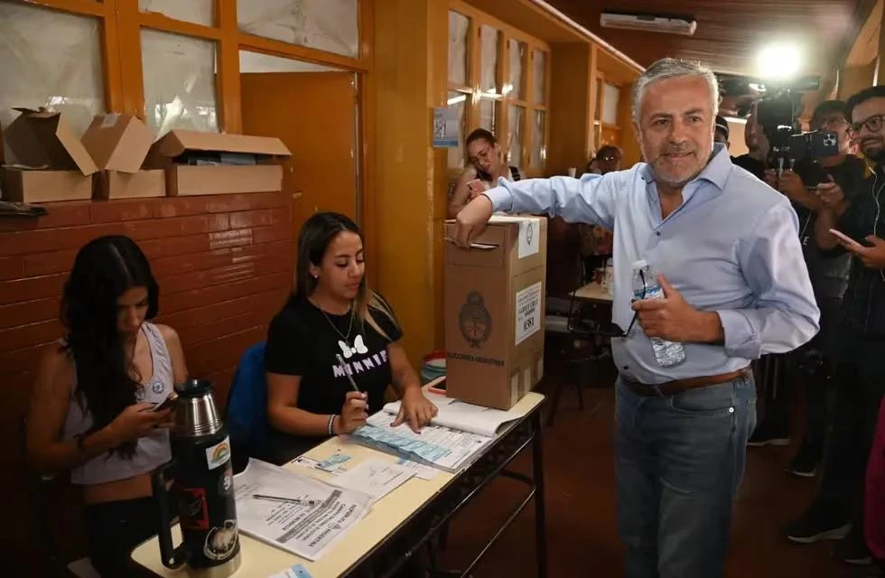 Alfredo Cornejo votó cerca del cierre de los comicios.