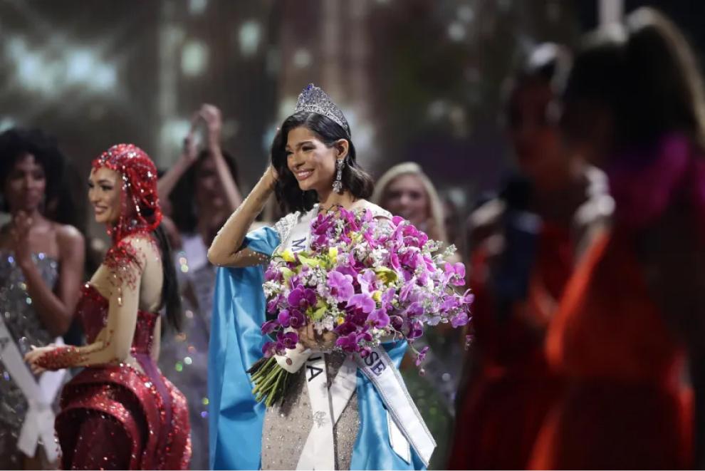 La Miss Universo fue coronada por su predecesora.