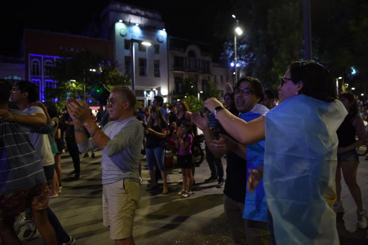 Tucumanos celebraron en la plaza Independencia el triunfo de Javier Milei