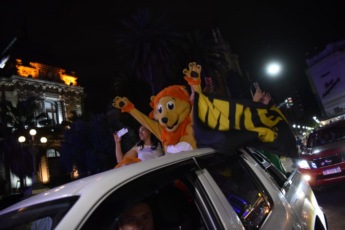 Tucumanos celebraron en la plaza Independencia el triunfo de Javier Milei