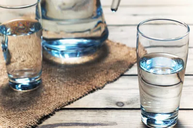 Rituales: cuáles son los efectos de dormir con un vaso de agua debajo de la cama