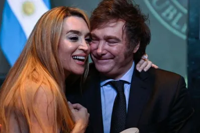 El apasionado beso de Javier Milei y Fátima Flórez tras su primer discurso como Presidente