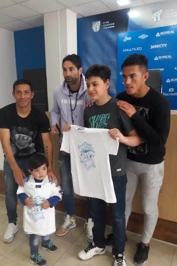 REGALOS. Lucchetti, Acosta y Cuello posan junto a un niño en una jornada destinada para homenajear a los chicos.