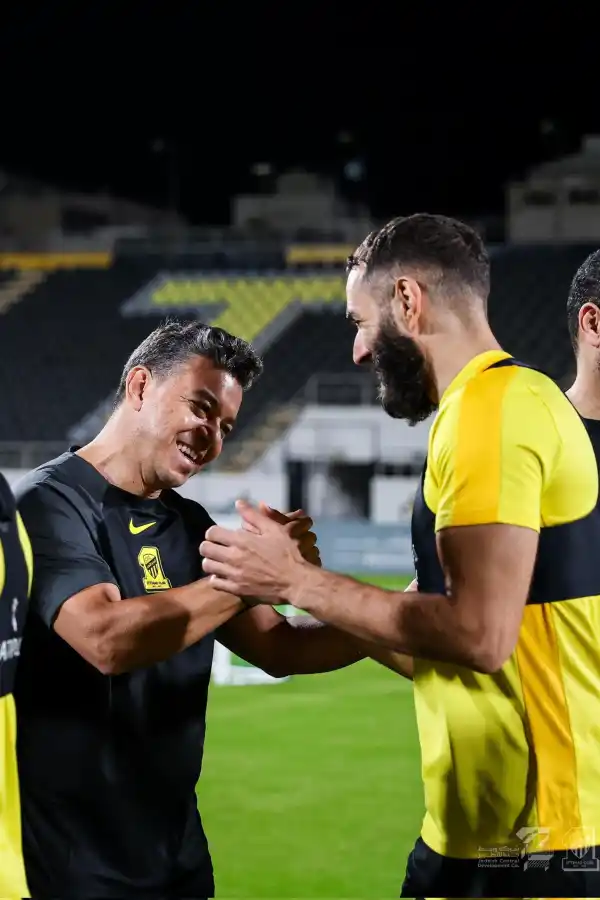 LA ESTRELLA. Gallardo saluda a Karim Benzema, el delantero estrella del equipo.