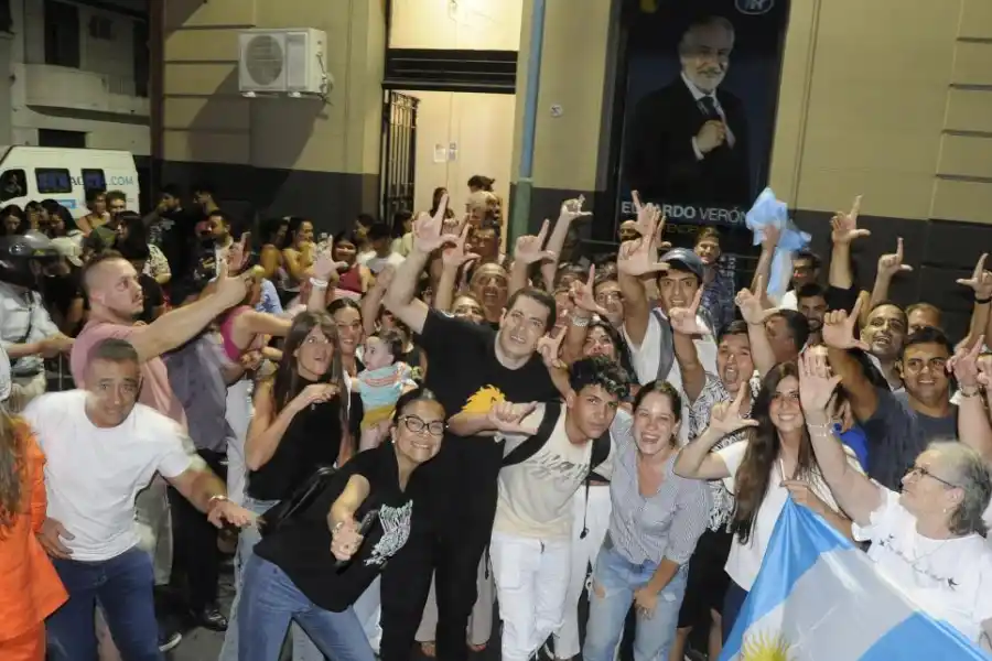 EUFORIA. Con Bussi a la cabeza, los dirigentes y militantes de Fuerza Republicana celebraron en las puertas de la sede y luego en la plaza.