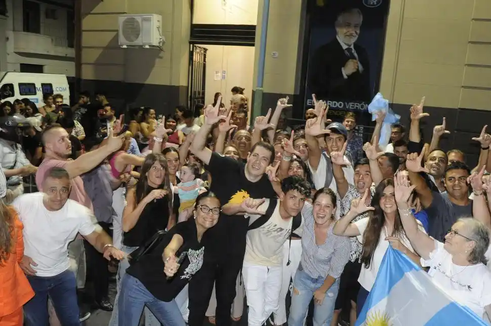 EUFORIA. Con Bussi a la cabeza, los dirigentes y militantes de Fuerza Republicana celebraron en las puertas de la sede y luego en la plaza.