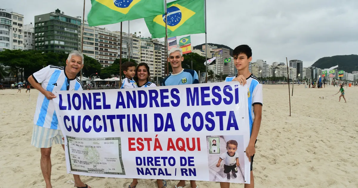 La familia brasileña que es fanática de la Selección argentina.