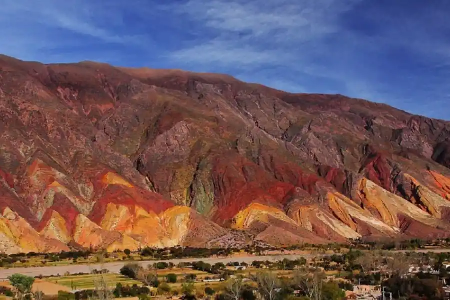 Vacaciones 2023/24: cuatro cerros que parecen pintados y se pueden disfrutar en un fin de semana