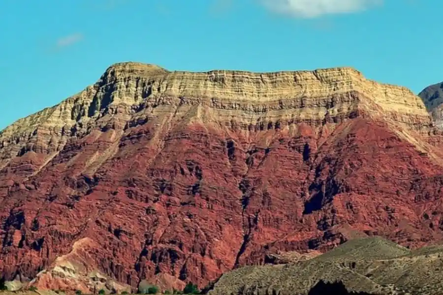 Vacaciones 2023/24: cuatro cerros que parecen pintados y se pueden disfrutar en un fin de semana
