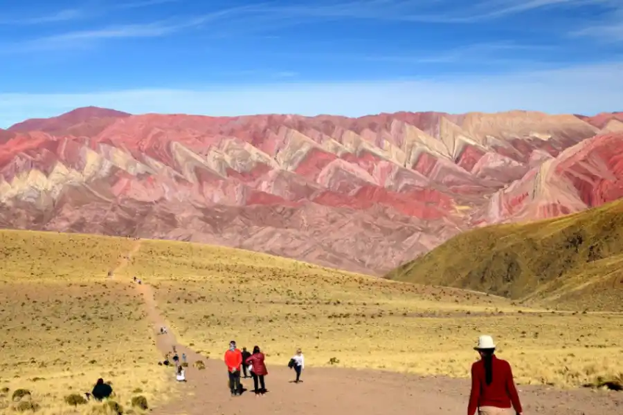 Vacaciones 2023/24: cuatro cerros que parecen pintados y se pueden disfrutar en un fin de semana