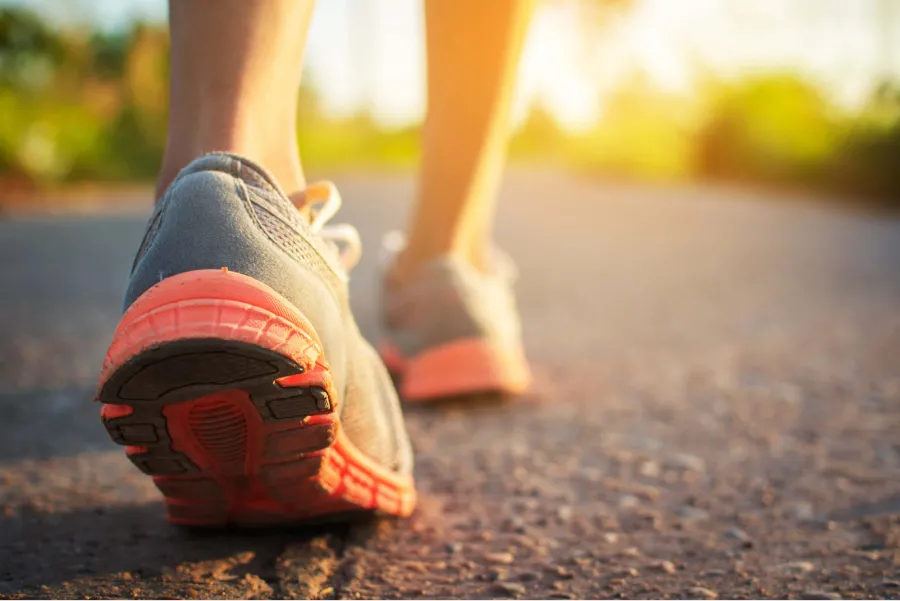 Retro walking: conocé la forma de caminar que quema el triple de calorías