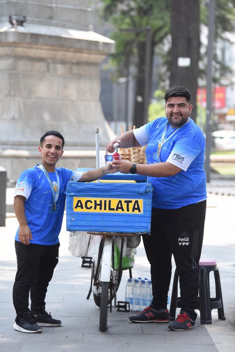 UN MANJAR TUCUMANO. Chazarreta y Barrionuevo se refrescaron con achilata.