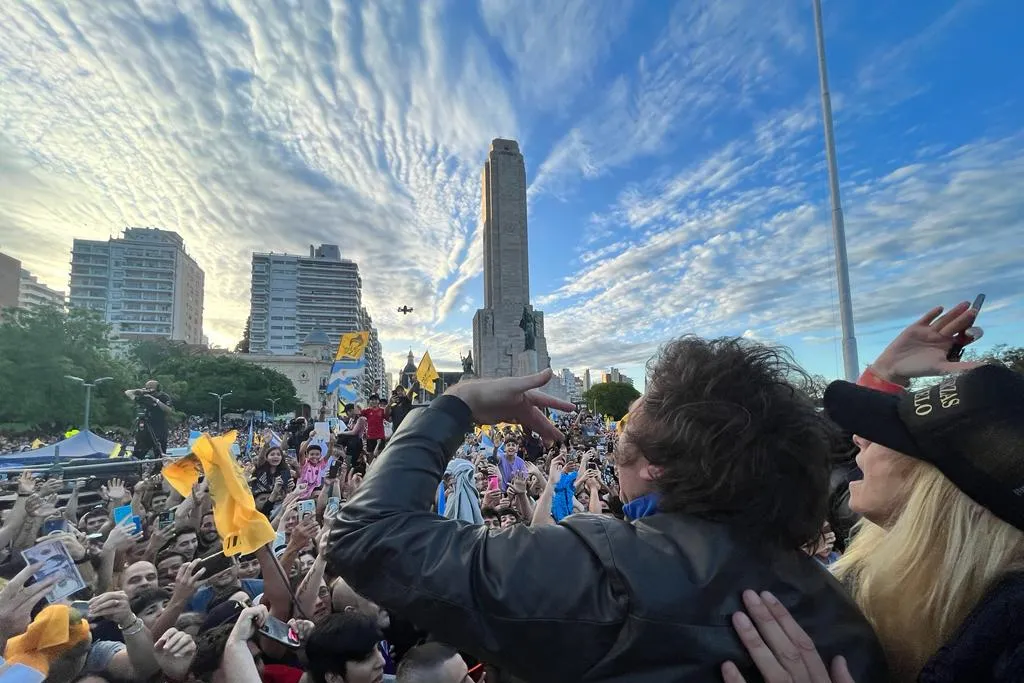 PRESIDENTE ELECTO. Javier Milei, líder de La Libertad Avanza, saluda a sus seguidores antes de sufragar en el balotaje. Foto de Prensa LLA