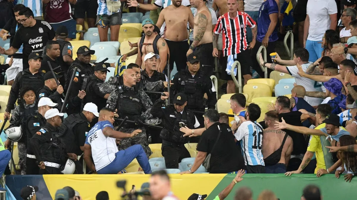Los videos más brutales de la represión a los hinchas en el Argentina-Brasil del Maracaná.