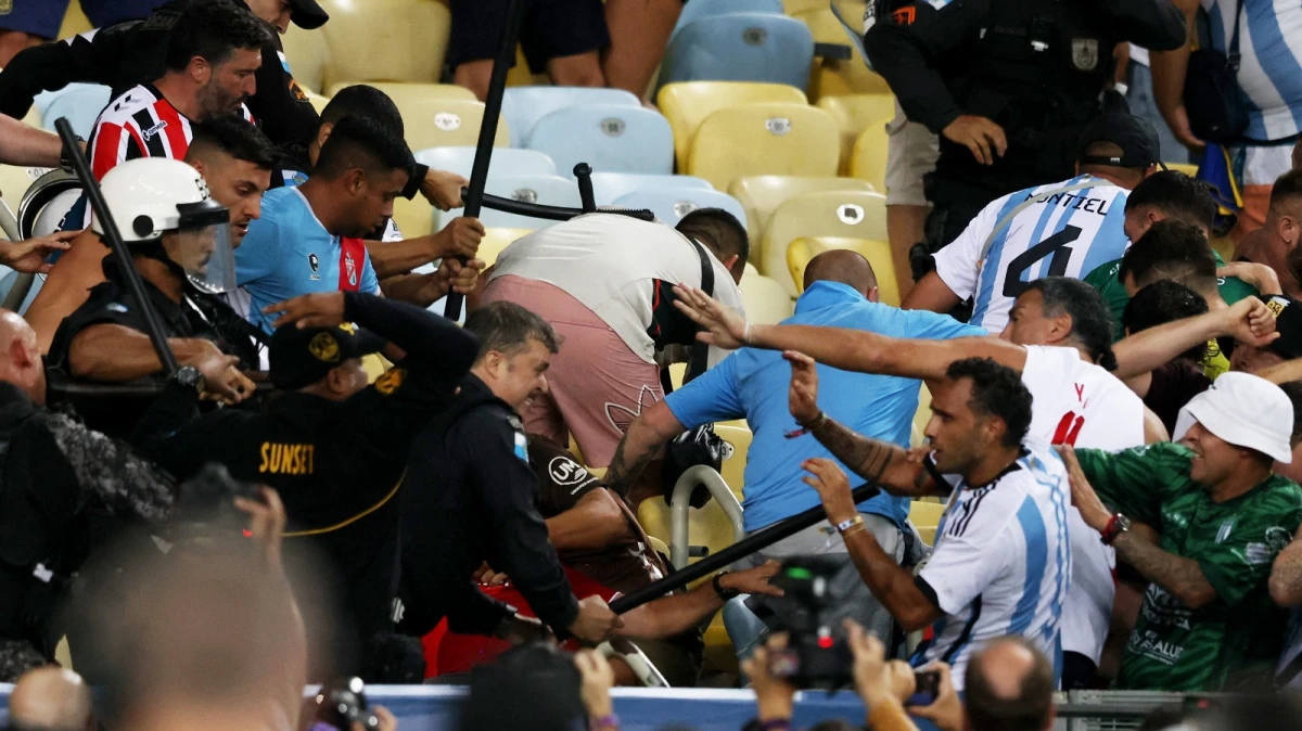 FEROZ REPRESIÓN EN EL MARACANÁ. La policía brasileña no tuvo piedad con los hinchas “albicelestes”, a los que atacó con palos antes del inicio del partido.