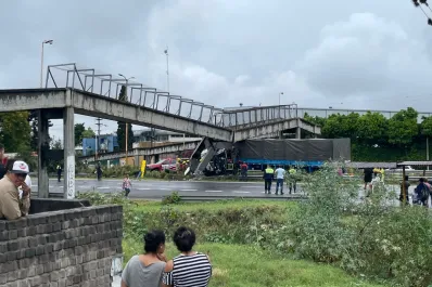 Las Talitas: un camión impactó contra un puente peatonal sobre la ruta 9