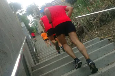 Por qué recomiendan subir escaleras antes que salir a caminar