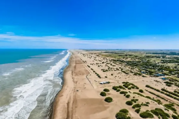 Vacaciones 2025: descubrí la Florianópolis argentina, la playa tranquila que conquistó a Maradona