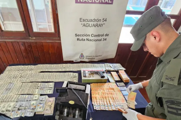 Viajaban con dólares y un arma limada en un vehículo