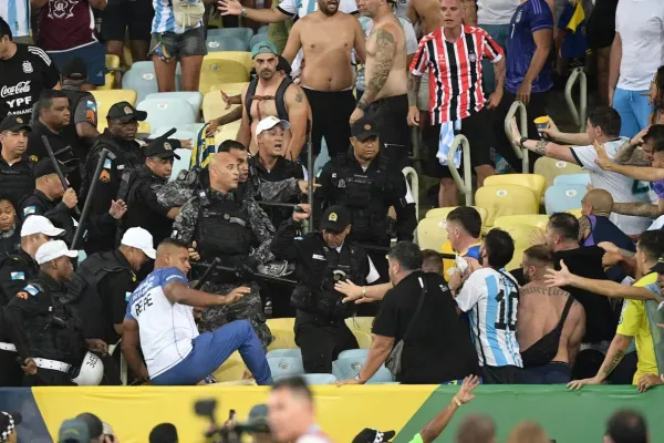 Los videos más brutales de la represión a los hinchas en el Argentina-Brasil del Maracaná