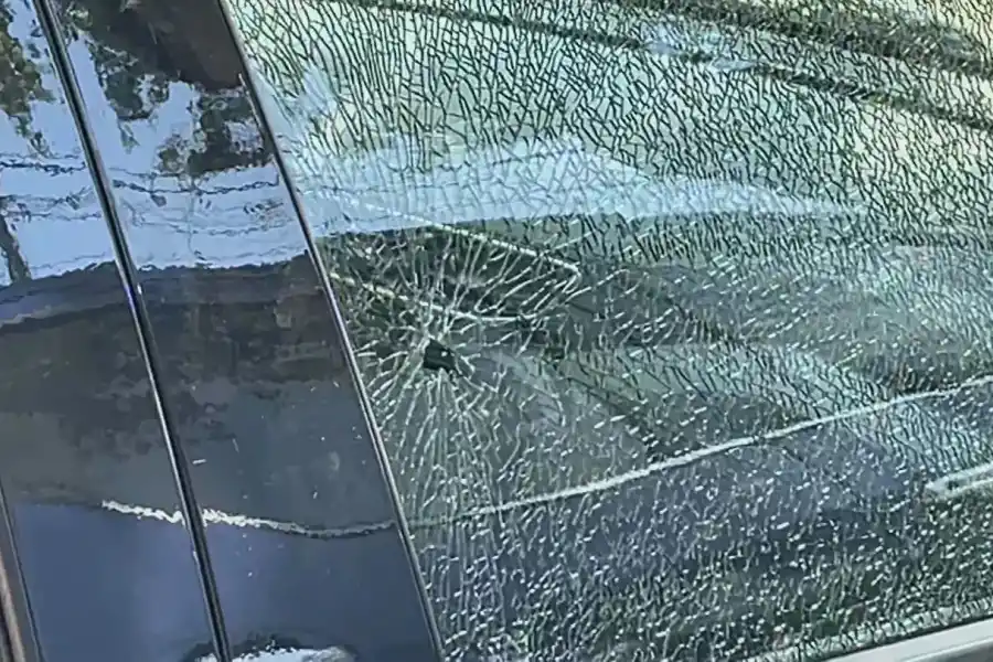 Así quedó la ventanilla del auto tras el ataque. (Foto: TN)