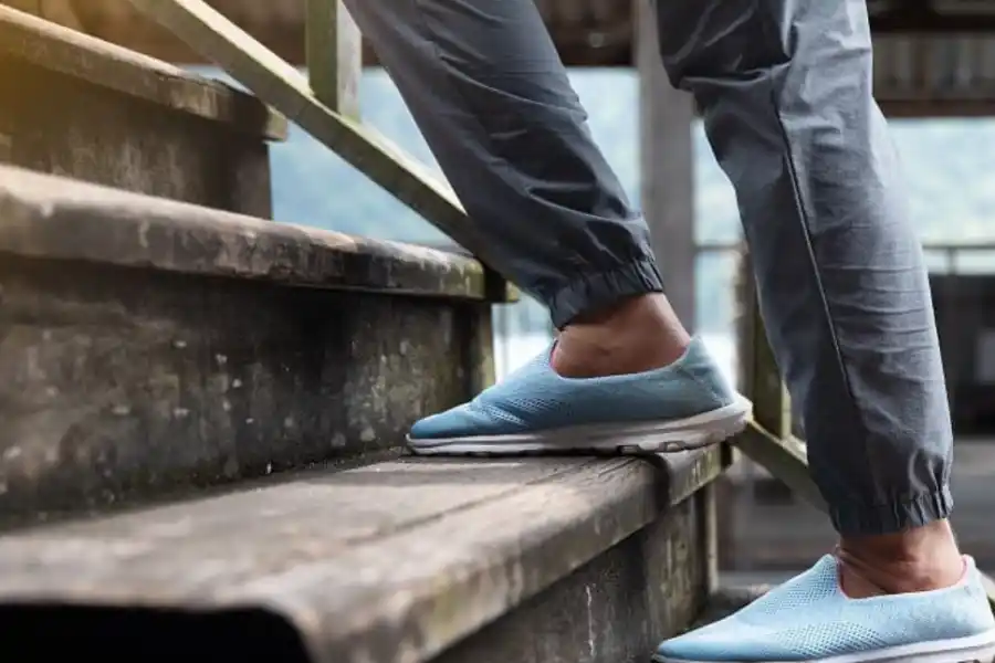 Por qué recomiendan subir escaleras antes que salir a caminar