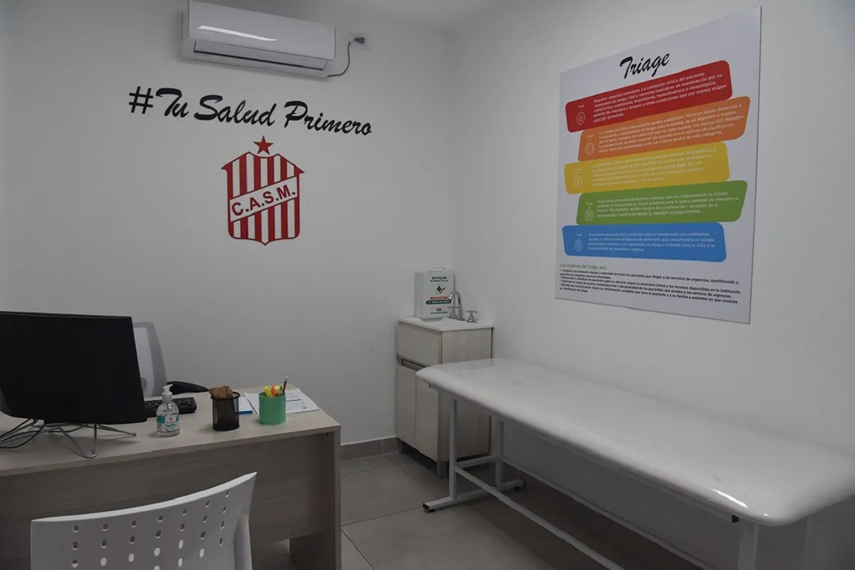 PRIORIZA LA SALUD. La enfermería cuenta con un desfibrilador en su ingreso. LA GACETA/JOSÉ NUNO