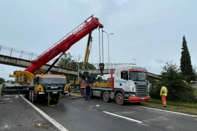 Demoras y caos en la Ruta 9 por la remoción del puente peatonal chocado