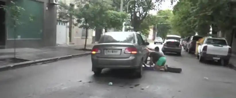 ARREGLOS EN LA CALZADA. Se rompió el tren delantero del vehículo.