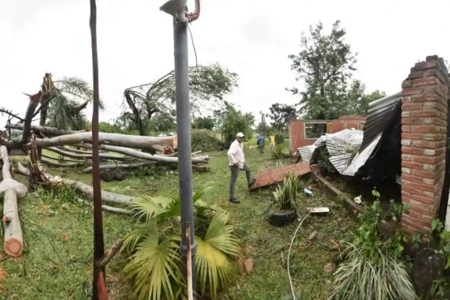EL TECHO QUEDÓ COMO UN ACORDEÓN. Una de las viviendas afectadas por la tormenta de viento, granizo y lluvia que asoló el sur de La Cocha. la gaceta / foto de analía jaramillo