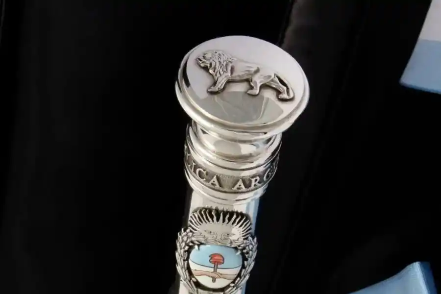 Cómo es el bastón presidencial que le ofrecerán a Milei para su asunción