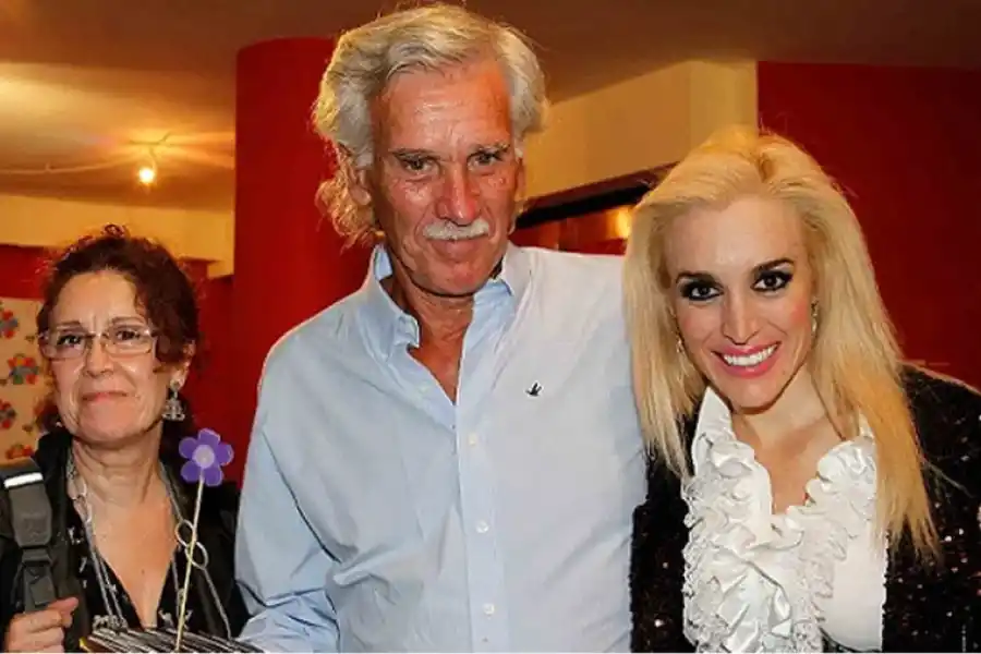 Fátima Florez junto a su papá y su mamá