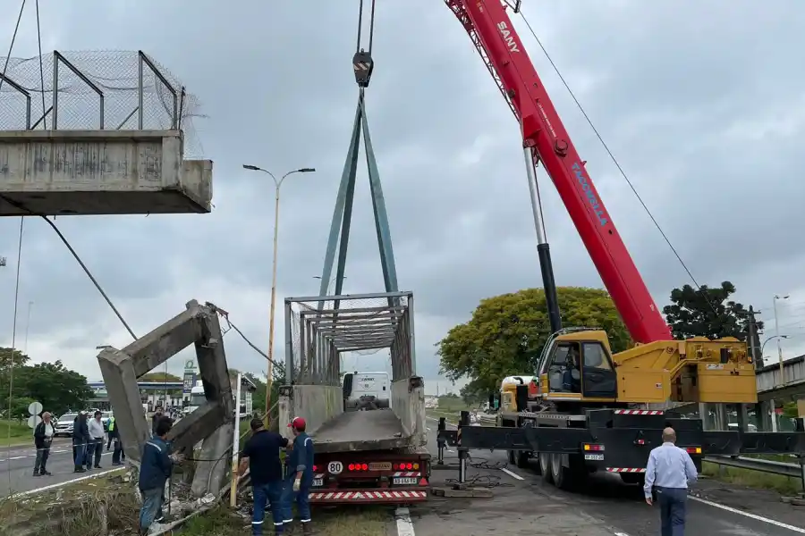 Remueven el puente colapsado. Foto Leo Noli