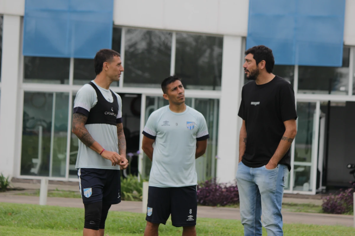 AMIGOS. Acosta, Bianchi y Pereyra se quedaron conversando un largo rato luego del entrenamiento. Foto: José Domínguez.
