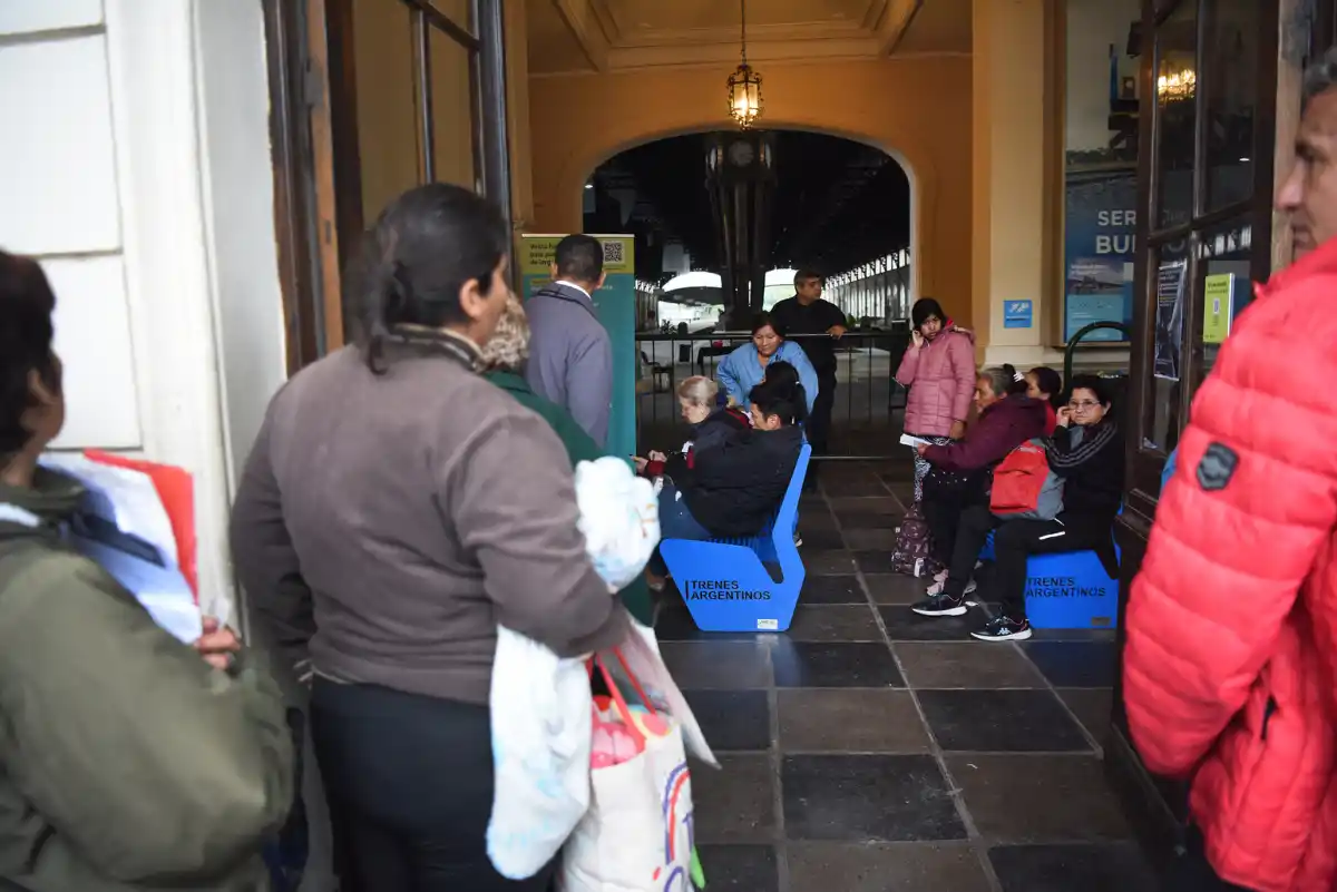 Enojos y tristezas por no conseguir pasajes de tren a Buenos Aires