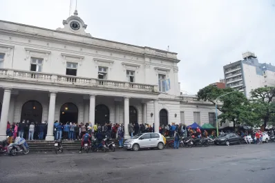 Enojos y tristezas por no conseguir pasajes de tren a Buenos Aires