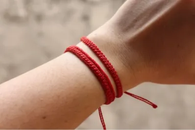 Cinta roja en la muñeca: ¿cómo hacer el amuleto de protección más efectivo para 2024?