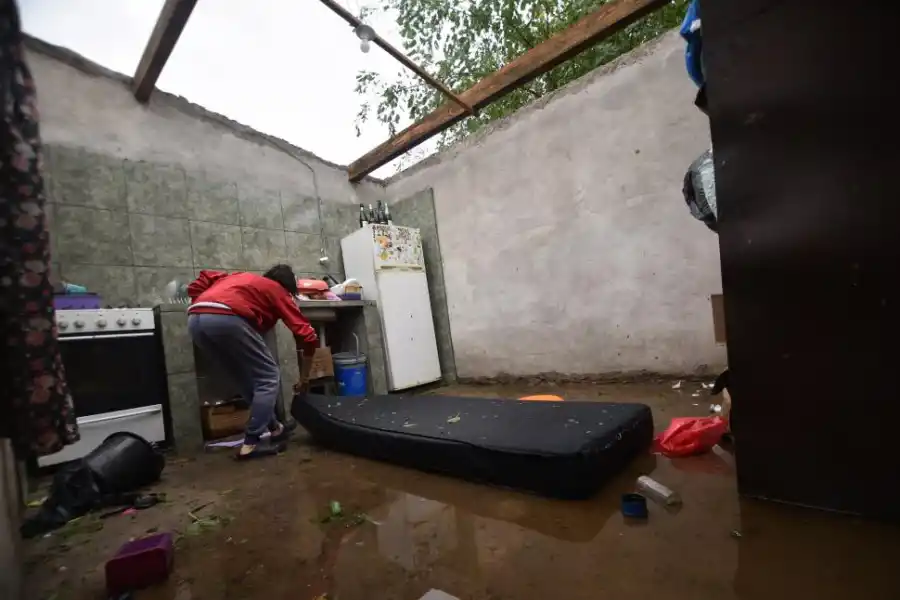 SIN TECHO. Una de las tantas familias que perdieron sus pertenencias.