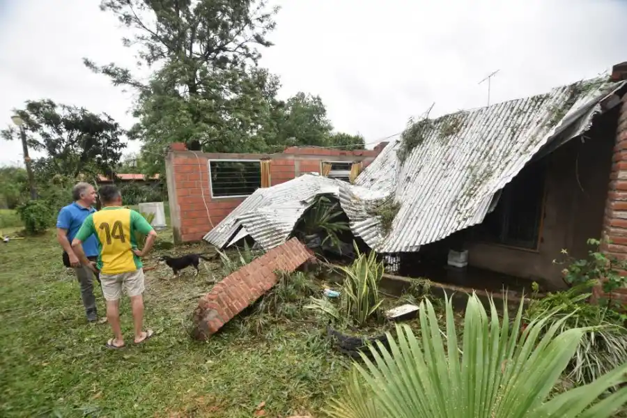 SE DESPLOMÓ LA GALERÍA. Cayeron pilares y chapas de esta vivienda.