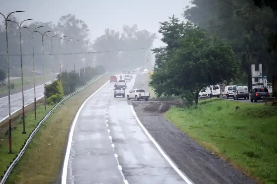 DESVÍOS Y CAOS. Los vehículos tuvieron que ir por rutas paralelas.