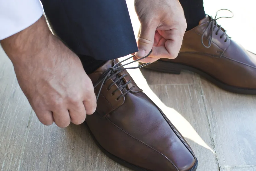 Cómo es el ritual de poner laurel en el zapato y para qué sirve