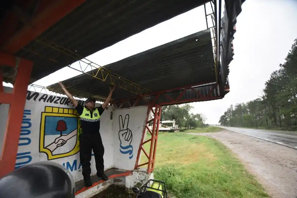 VOLARON LAS CHAPAS. Un refugio de colectivos quedó desprotegido.